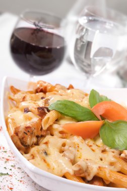 et ve peynir soslu makarna