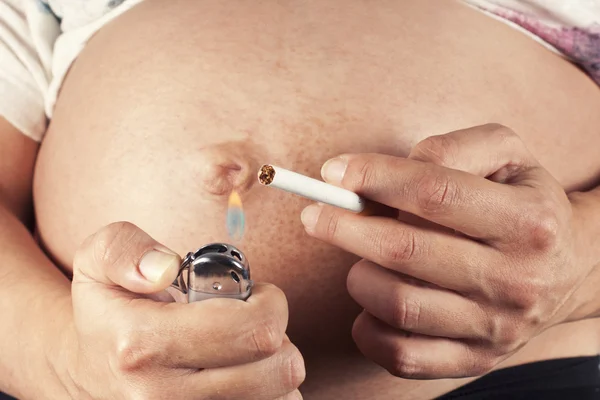 Pregnan och cigarett — Stockfoto