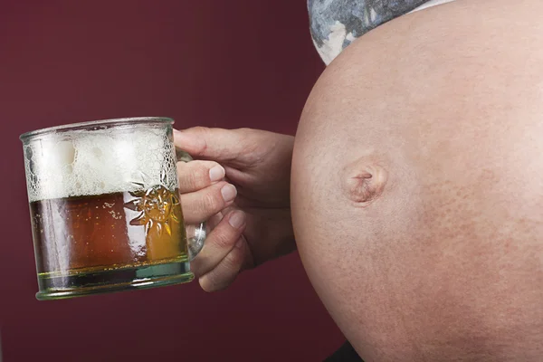 Gravid og øl – stockfoto