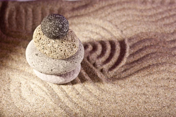 Три камені в піску — стокове фото