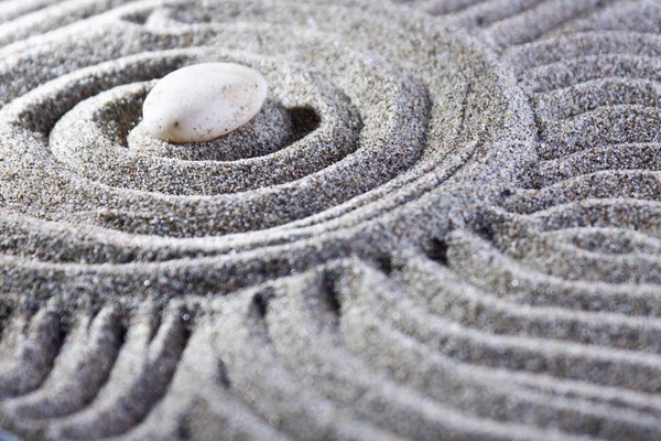 Una pietra nella sabbia — Foto Stock
