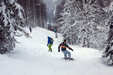 Ormanda kayak yapmak.