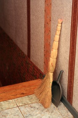 bir duvara yakın süpürge