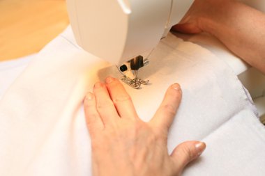 El dikiş makinesi kullanarak terzi
