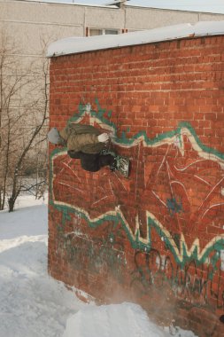 erkek snowboard sokak duvar üzerinde