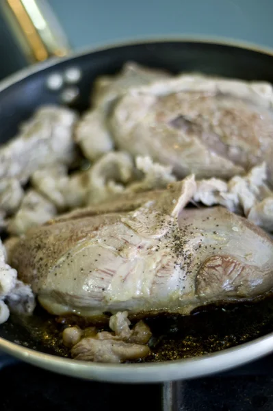 Salteado de carne en una sartén —  Fotos de Stock