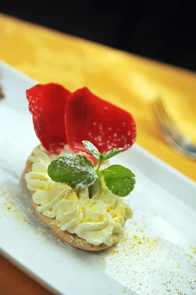 Pastry cream with rose petals and mint