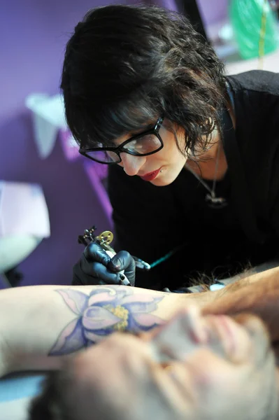 Tatoueur fille au travail — Photo