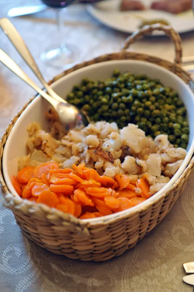 Un plato de verduras mixtas que contiene zanahorias, violaciones y guisantes —  Fotos de Stock