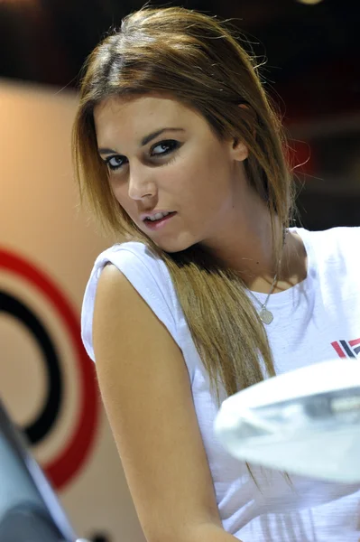 Een model in een stand. EICMA beurs, Milaan, Italië 13-18 november 2012 — Stockfoto