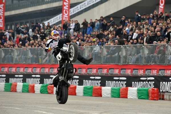 Chris pfeiffer, motorcykel stunt ryttare. EICMA fair, Milano, Italien — Stockfoto