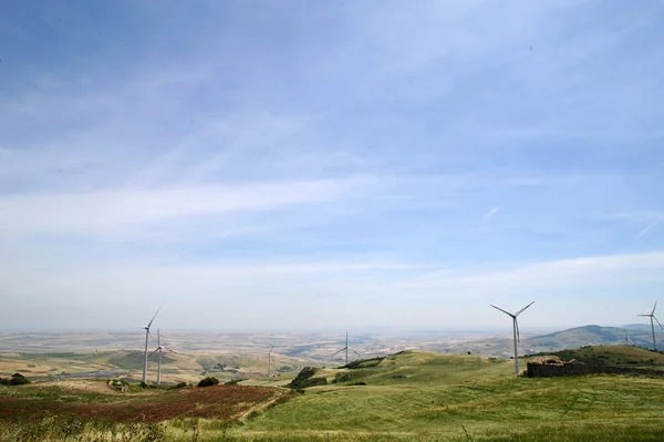 Turbinas eólicas en un amplio paisaje — Foto de Stock