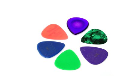 gitar alır üzerinde beyaz izole.