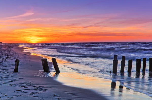 Golfbreker tijdens zonsondergang — Stockfoto