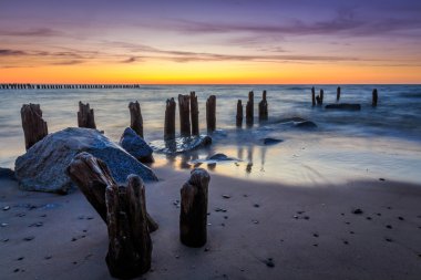 taşlar ve gün batımında dalgakıran