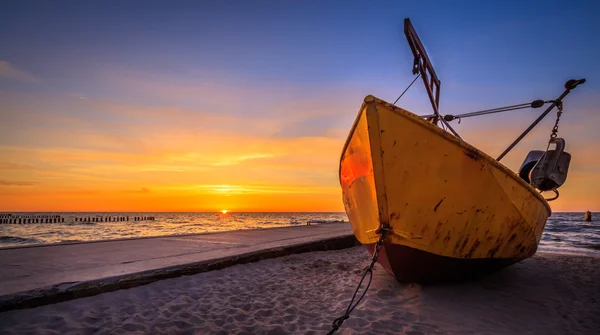 Vissersboot tijdens zonsondergang — Stockfoto