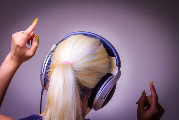 dinleme müzik dans eden kız