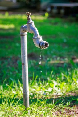 metal musluk damlayan su damlaları