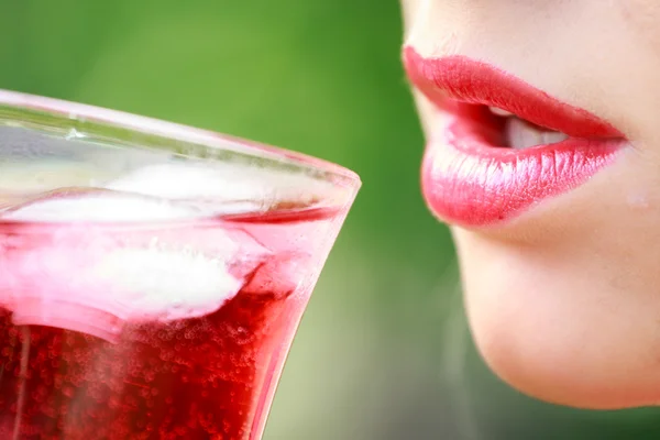 Femme aux lèvres rouges avec un verre Image En Vente