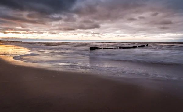 Breakwater à Mielno pendant le coucher du soleil — Photo