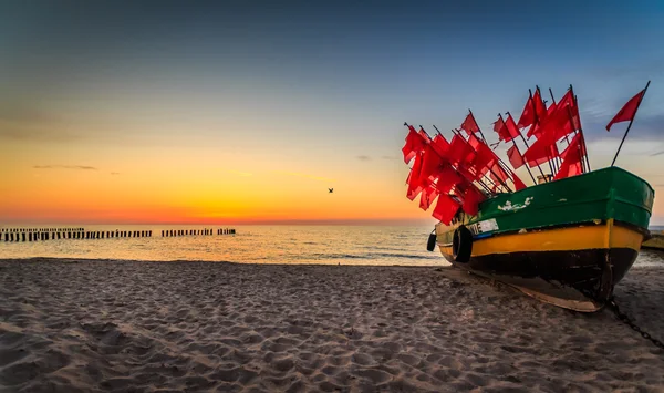 Barco de pesca com bandeiras — Fotografia de Stock