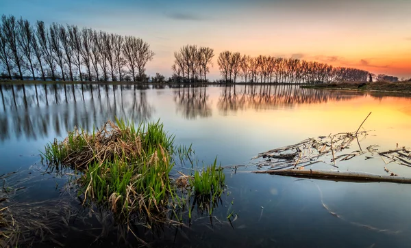 Baie de la rivière au coucher du soleil — Photo