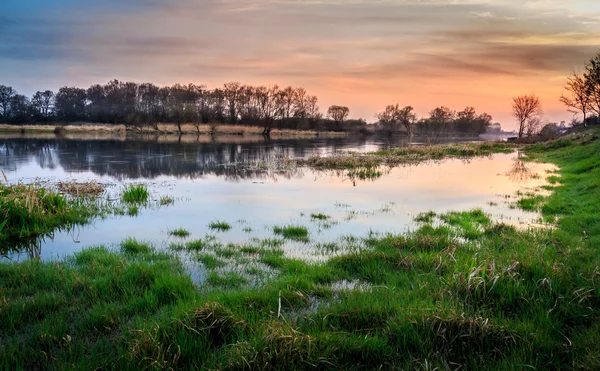 Coucher de soleil sur la rivière — Photo