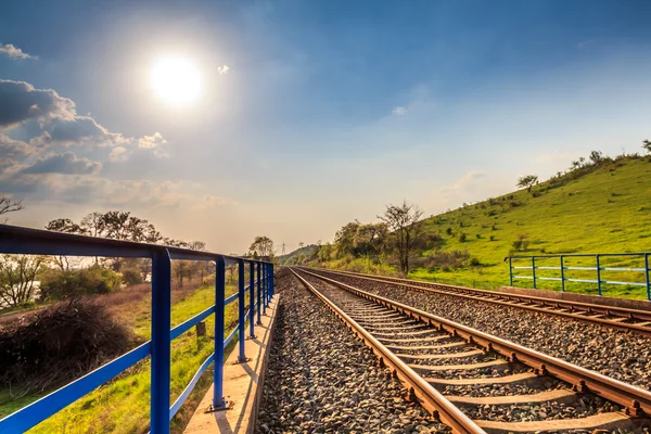 Demiryolu boyunca güneşli bir gün — Stok fotoğraf