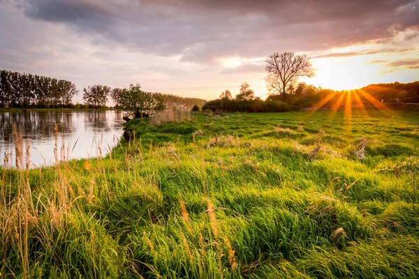 Tramonto, fiume e raggi del sole — Foto Stock