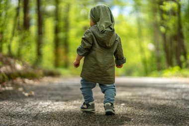 Küçük çocuk yalnız yürüme