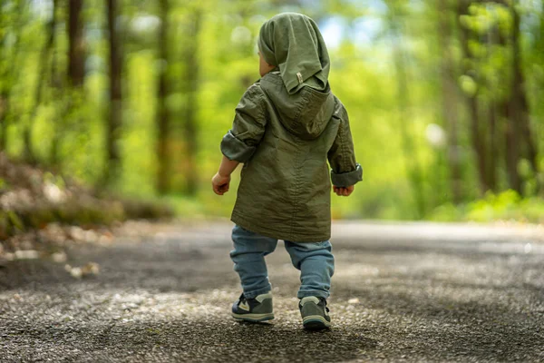 Küçük çocuk yalnız yürüme