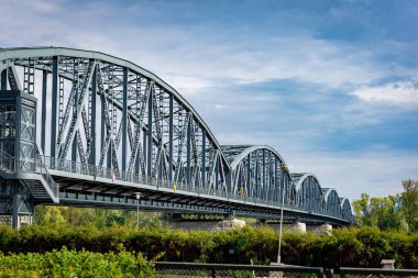 Güneşli günde Toru Köprüsü