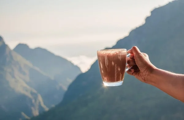 Sabahları kahve fincanı ve dağ manzarası