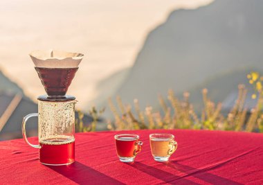 Sabahları kahve fincanı ve dağ manzarası