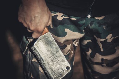 Bir adamın elinde Çin et baltası