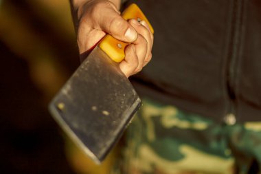 Bir adamın elinde Çin et baltası