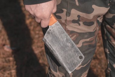 Bir adamın elinde Çin et baltası