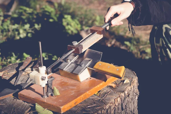 Станок Заточки Кухонного Ножа Рука Молодого Мастера — стоковое фото