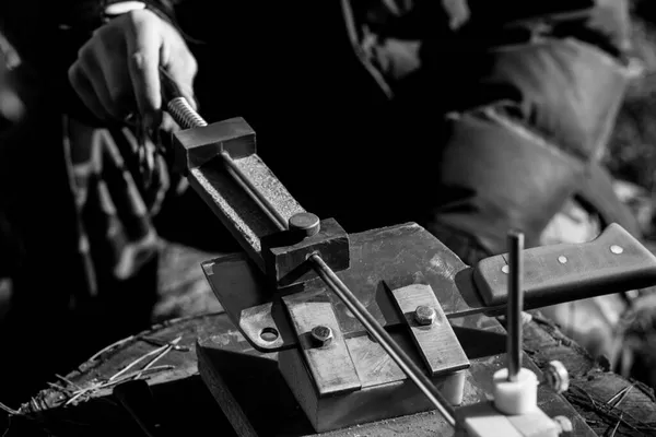 Vintage Μαχαίρι Κουζίνας Ακονίζοντας Μηχανή Και Χέρι Ενός Νεαρού Πλοιάρχου — Φωτογραφία Αρχείου