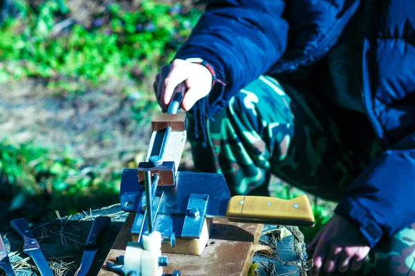 Vintage Keukenmes Slijpmachine Hand Van Een Jonge Meester — Stockfoto