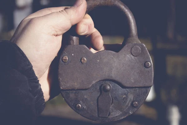 Μεγάλο Παλιό Σκουριασμένο Σιδερένιο Αχυρώνα Vintage Antique Lock Στο Χέρι — Φωτογραφία Αρχείου