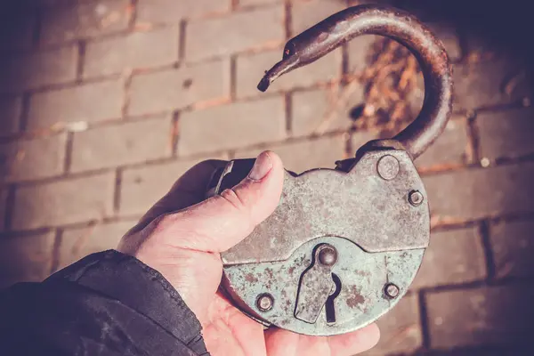Μεγάλο Παλιό Σκουριασμένο Σιδερένιο Αχυρώνα Vintage Antique Lock Στο Χέρι — Φωτογραφία Αρχείου