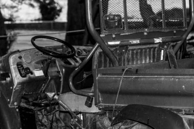 Asya ormanında eski bir Amerikan askeri cipi.