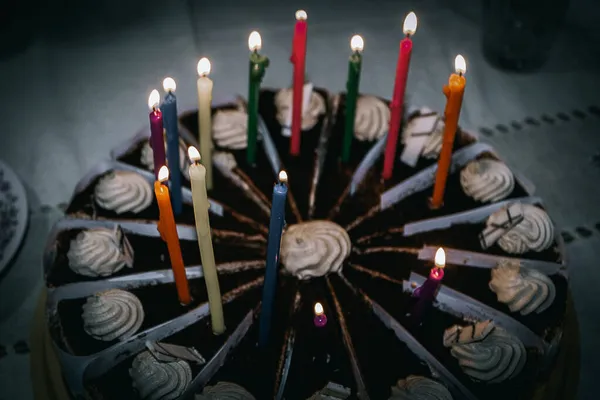 Geburtstagstorte Mit Brennenden Kerzen — Stockfoto