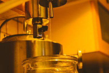 Ev yapımı güçlü alkollü içecek imalatı için kaçak içki damıtıcısı.