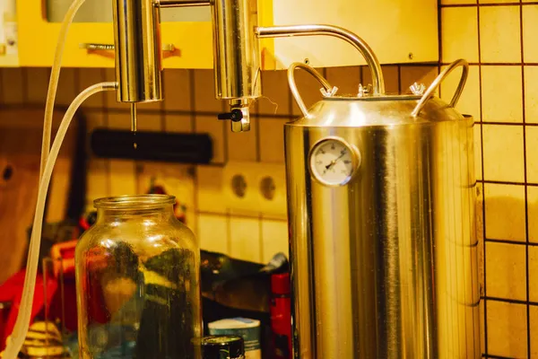 自家製強力なアルコール飲料の製造のためのムーンライト蒸留器 ロイヤリティフリーのストック画像