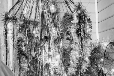 Renkli çelengi olan güzel Noel ağacı