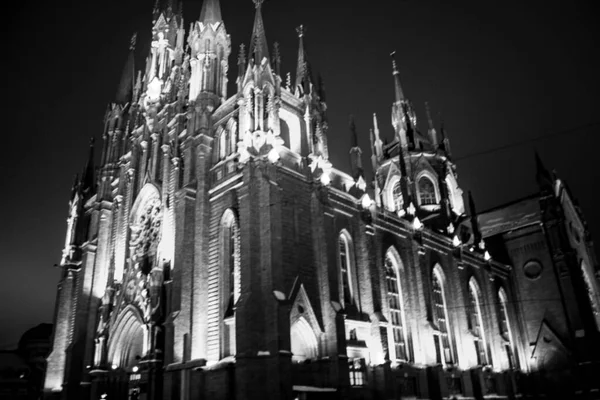Bela Igreja Católica Antiga Noite — Fotografia de Stock