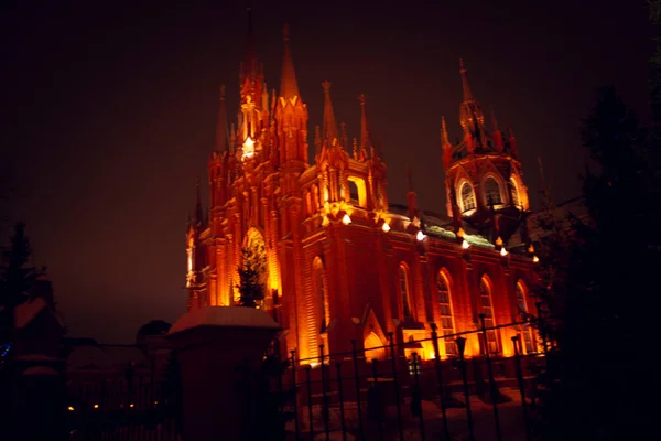 Красивая Античная Католическая Церковь Ночью — стоковое фото