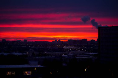 Büyük endüstriyel bir metropolün parlak kırmızı şafağı